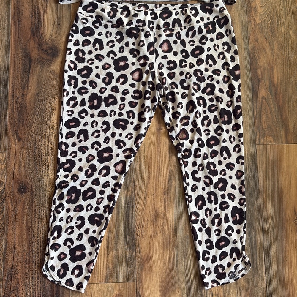 Cheetah Lounge Set - Picture 4 of 10
